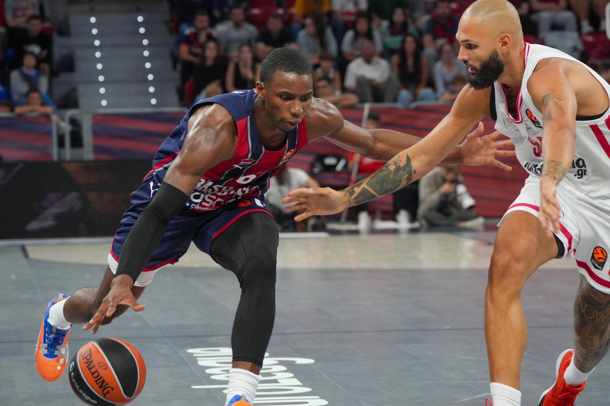 Todas las imágenes del Baskonia - Olympiacos en el Buesa Arena