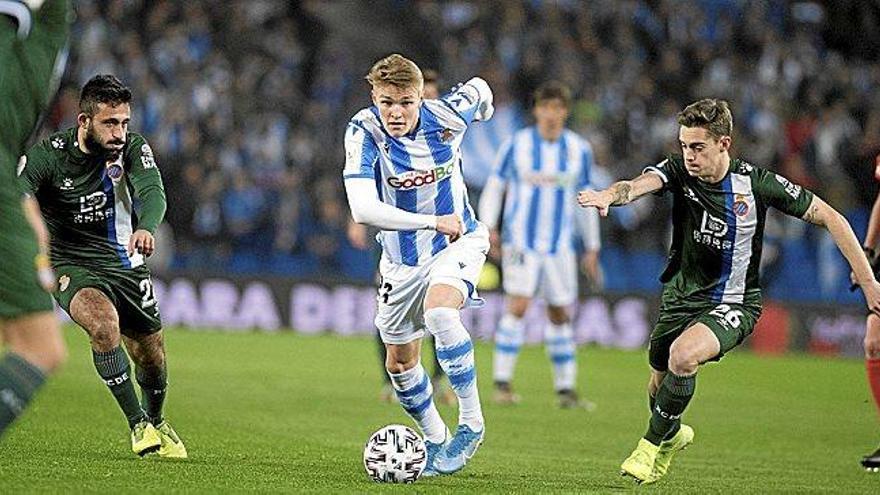 Martin Odegaard conduce el balón durante el encuentro de ayer frente al Espanyol.