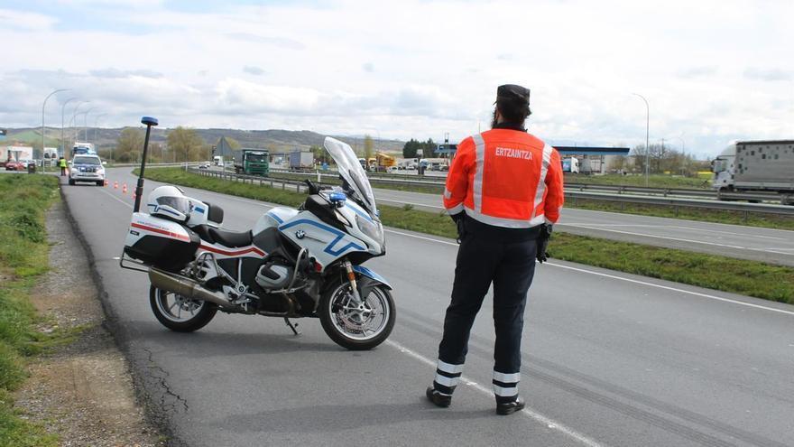 Un ertzaina da positivo en drogas tras chocar su vehículo patrulla contra un coche a la fuga en Bilbao