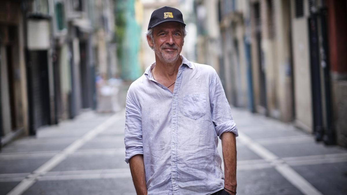 El escritor Fernando L. Chivite, retratado en el casco viejo pamplonés con una gorra que tiene un significado especial en su nueva novela.