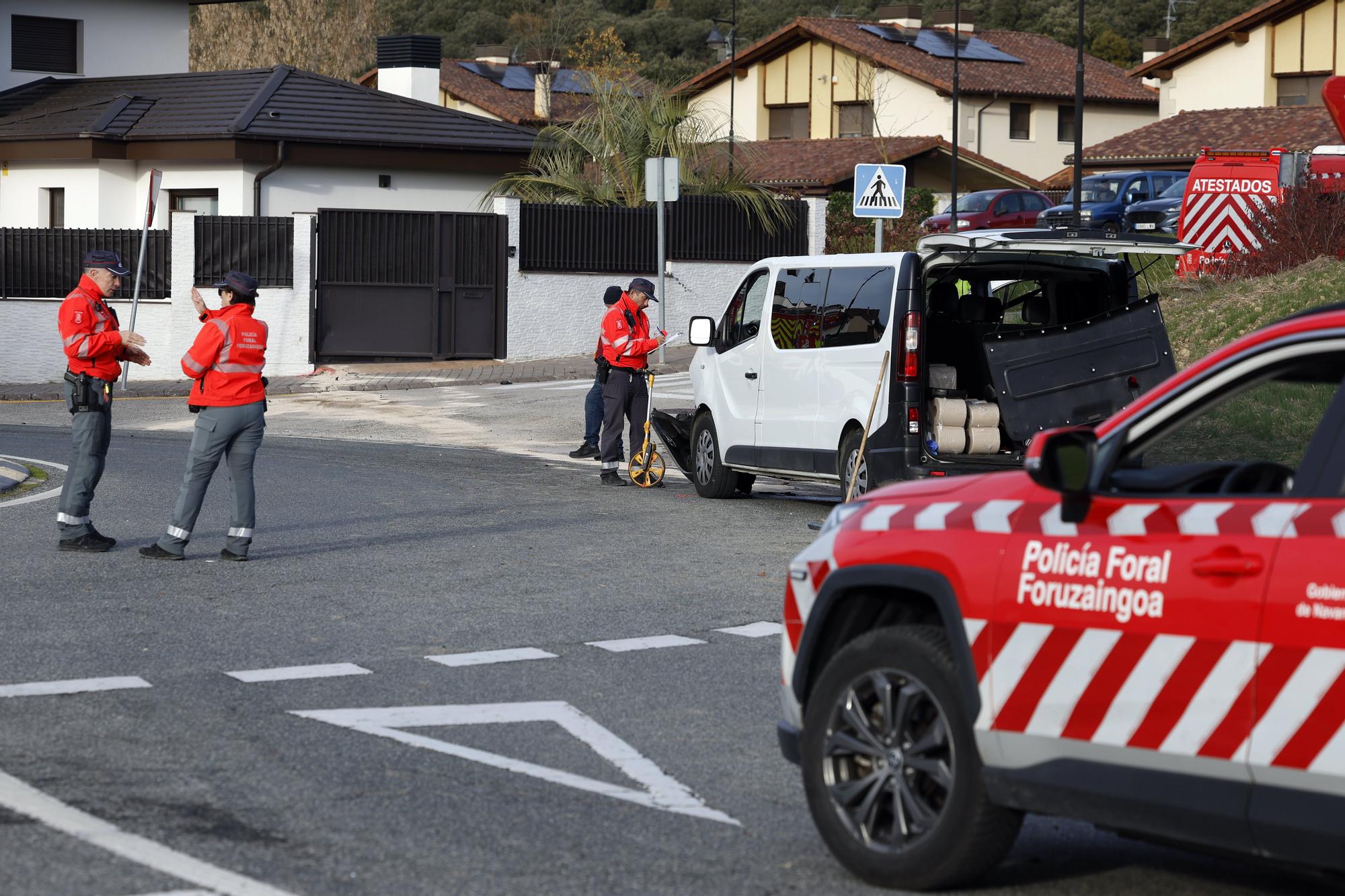 Fotos del accidente en Berriosuso: una furgoneta choca contra una vivienda