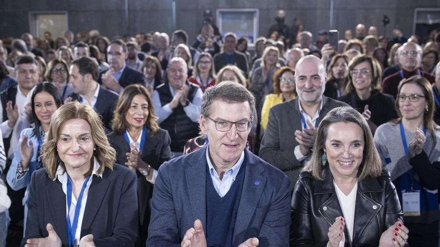 Feijóo insta al PP a trabajar "a tope" ante las gallegas: "Por cuatro votos estamos en la oposición"