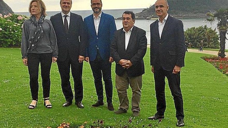 Representantes de ciudades turísticas, ayer en el Palacio de Miramar.