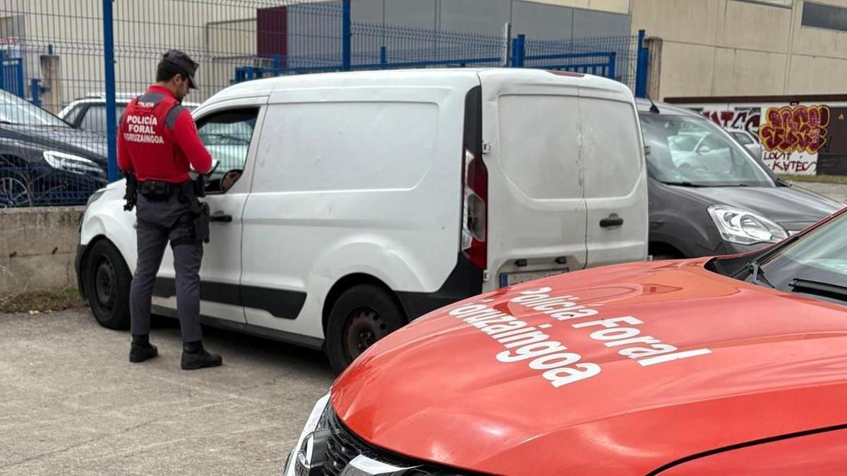 Intervención de un agente de la Policía Foral tras interceptar la furgoneta en Arruazu