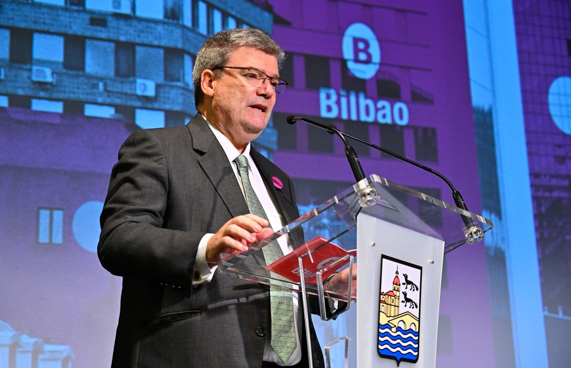 En imágenes: El Ayuntamiento de Bilbao conmemora el 25N con un acto simbólico en el Teatro Campos Elíseos