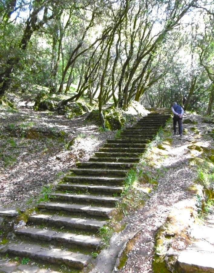 Escaleras hacia la entrada de la cueva.
