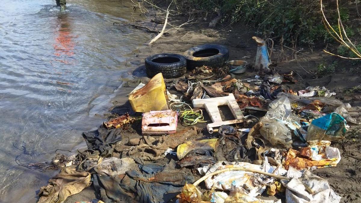 Residuos retirados del río Urumea