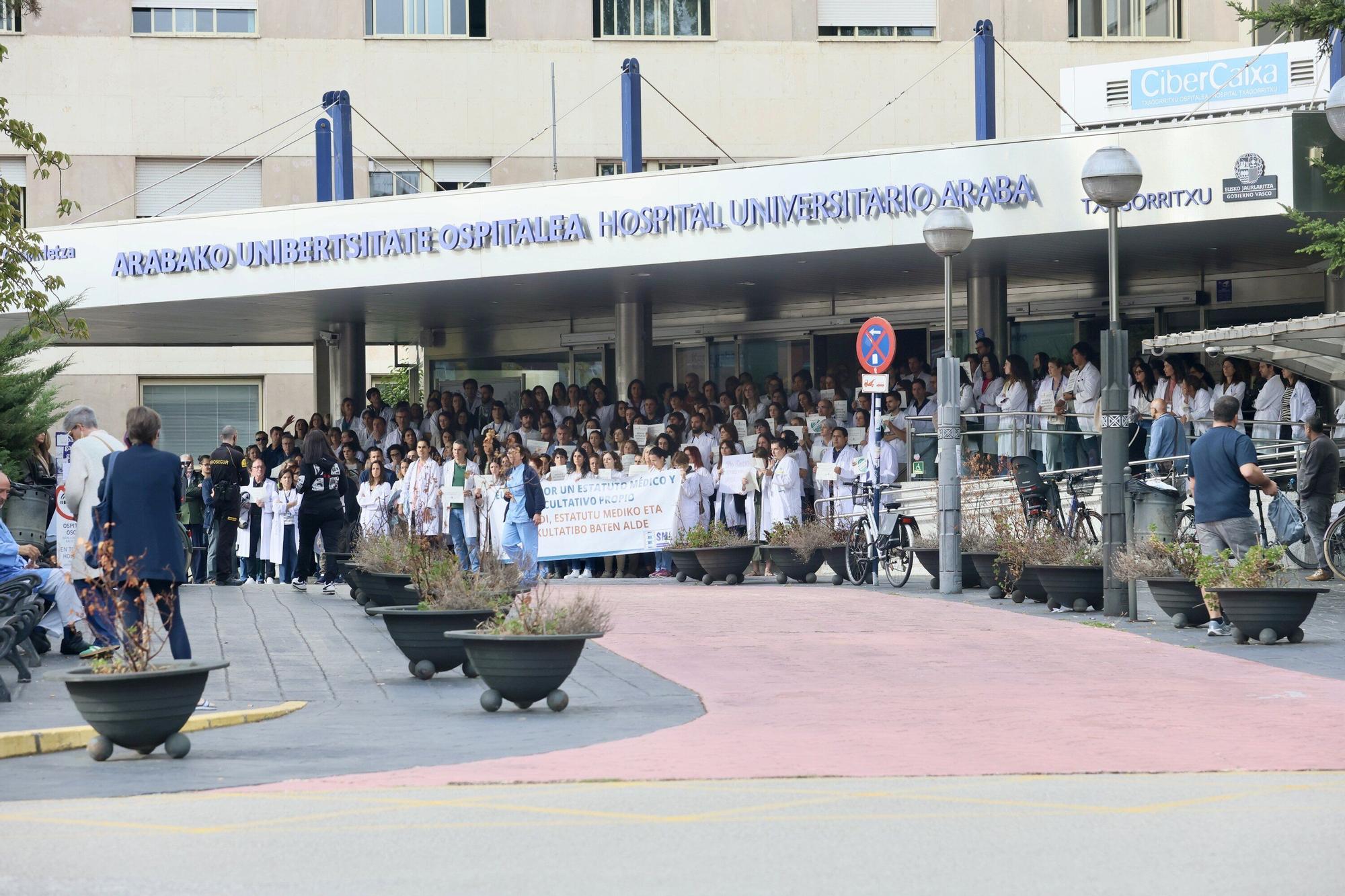 En imágenes: Médicos en huelga exigen un estatuto marco propio en Txagorritxu