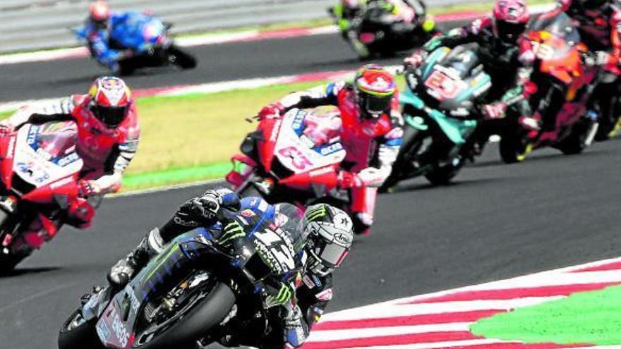 Maverick Viñales encabeza el Gran Premio de Emilia Romagna, donde logró la victoria. Foto: Efe