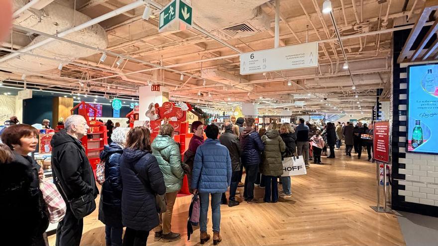 Largas colas para comprar el Roscón de Reyes en Bilbao