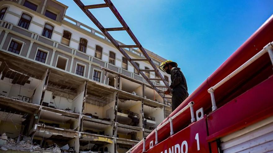 Un camión de bomberos frente al hotel siniestrado