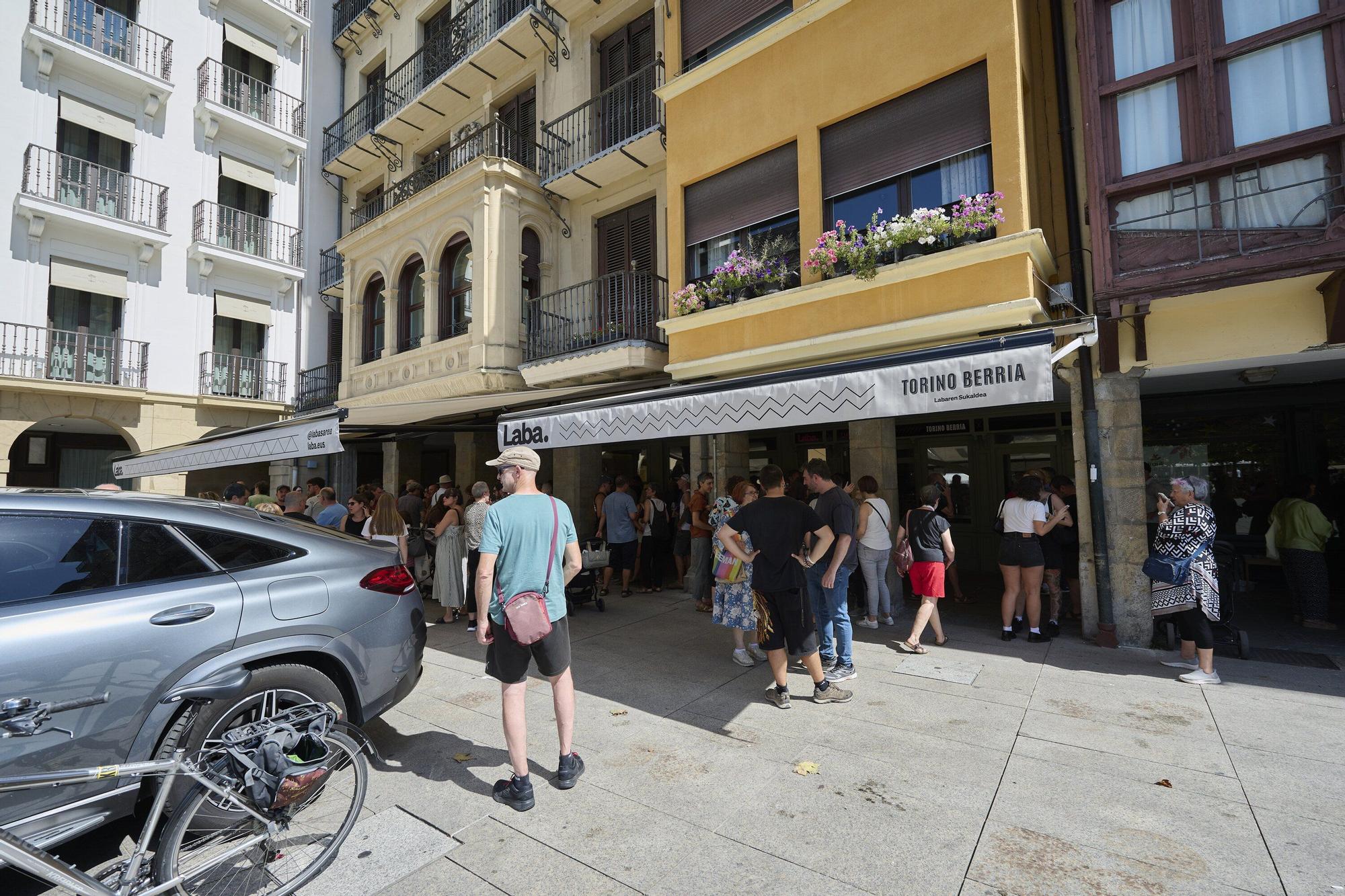 Fotos de la inauguración del bar Laba Elkartea en la Plaza del Castillo