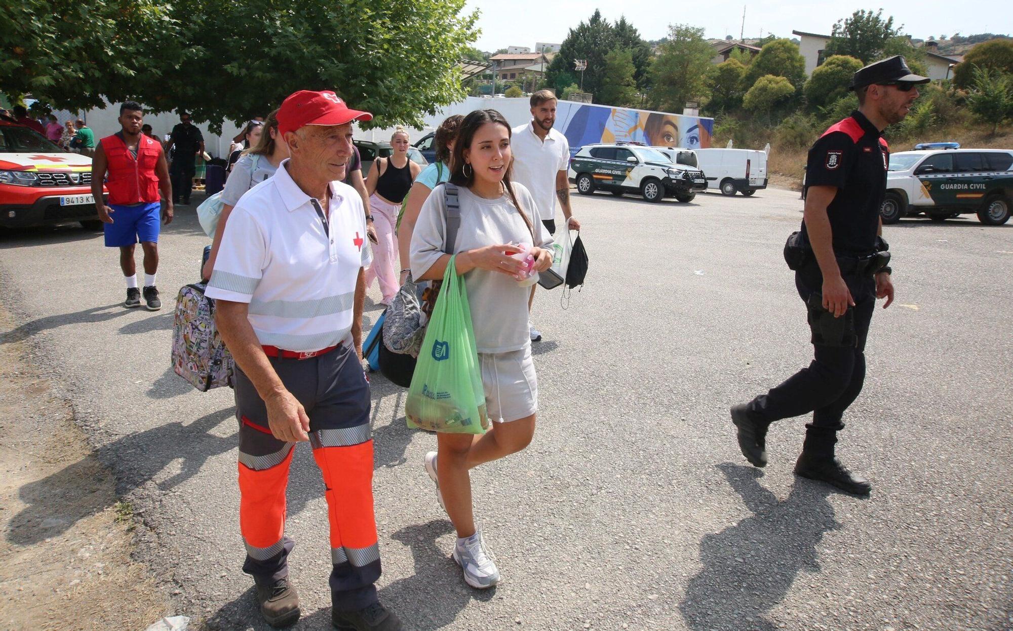 Los 180 viajeros del tren averiado, evacuados a Olite desde las piscinas de Pueyo