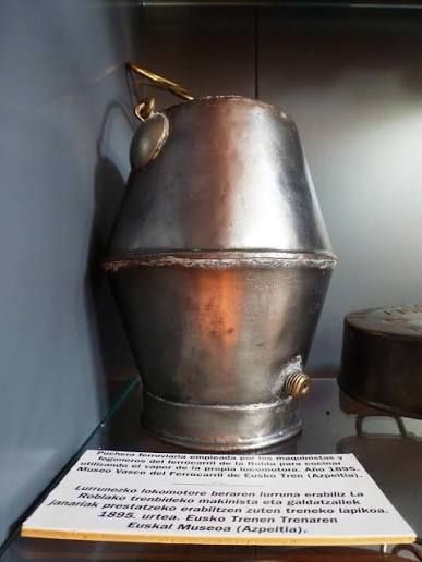 Una de las primeras putxeras a vapor, que se encuentra en el museo del ferrocarril de Azpeitia.