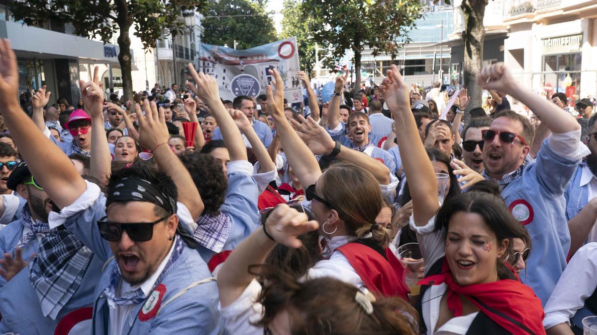 Blusas y neskas en un paseíllo de La Blanca