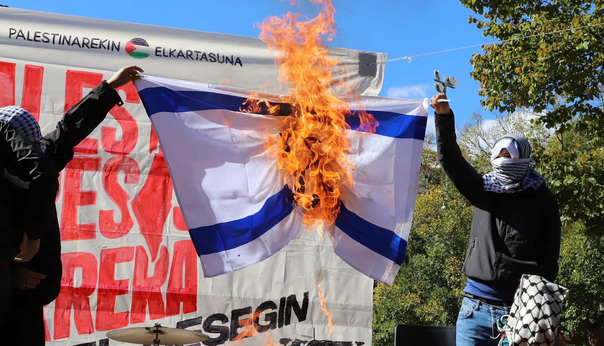 Fotos de la concentración en apoyo a Palestina en Pamplona este sábado