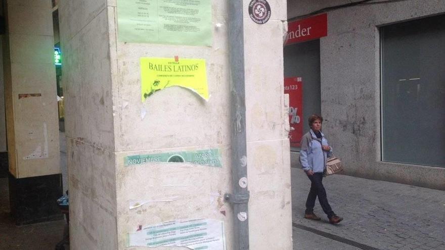 Una fachada plagada de carteles.