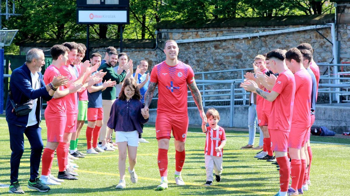 Los jugadores y el cuerpo técnico del Santutxu realizan el pasillo de honor a Urko Vera en su último partido en Mallona.