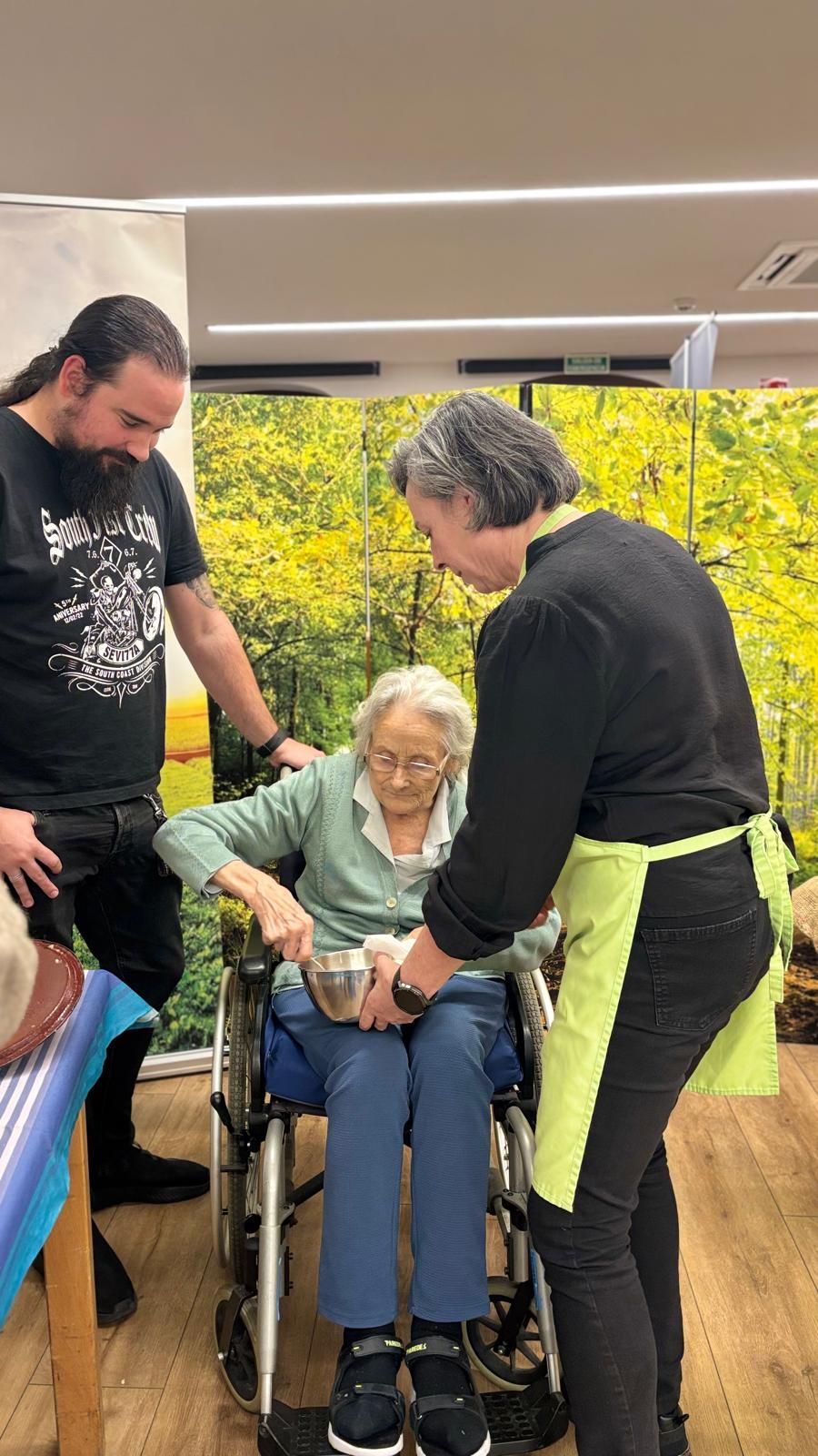 En imágenes: Una tarde de historias, cariño y tortillas con los mayores de Vitoria
