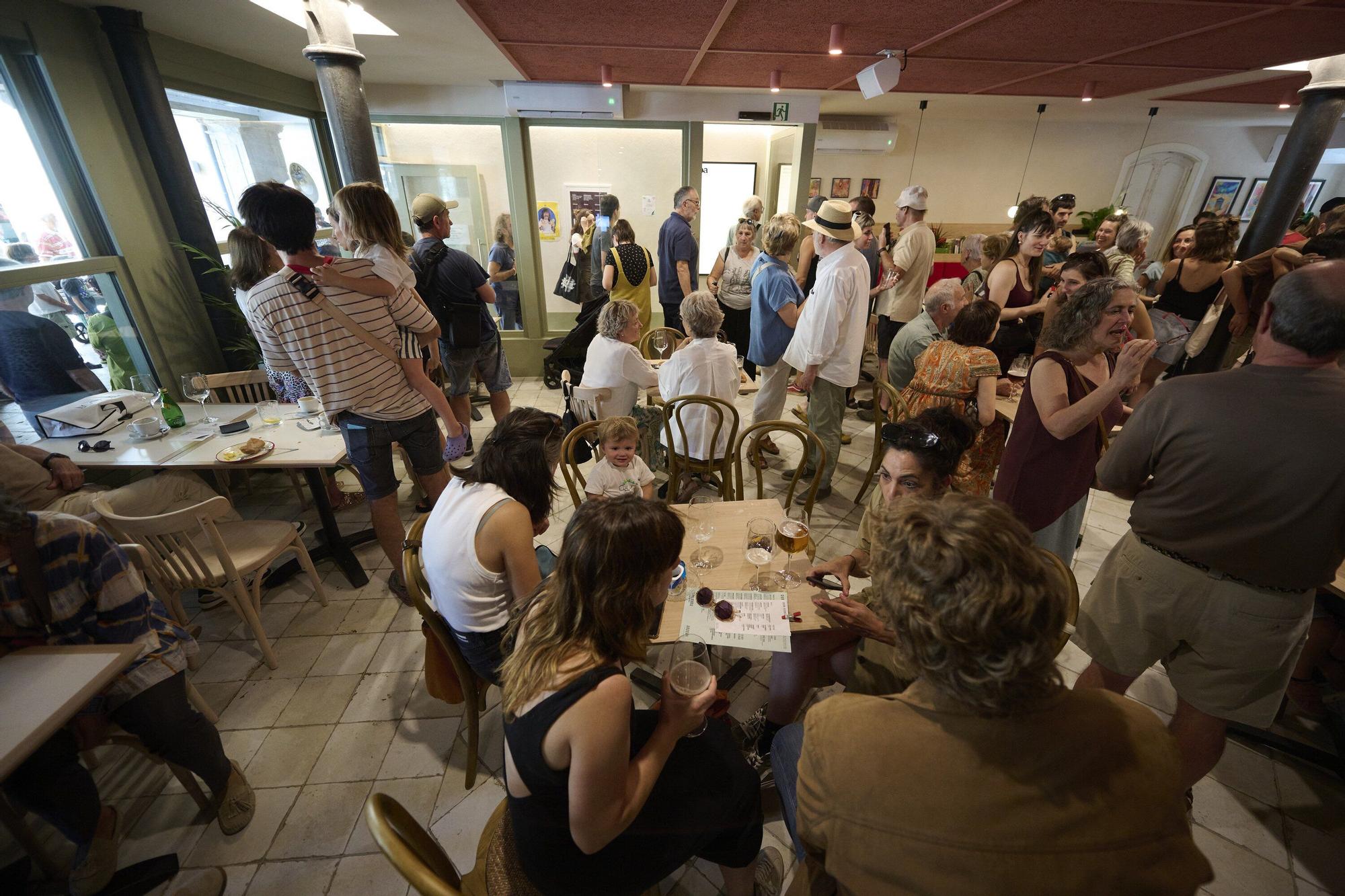 Fotos de la inauguración del bar Laba Elkartea en la Plaza del Castillo