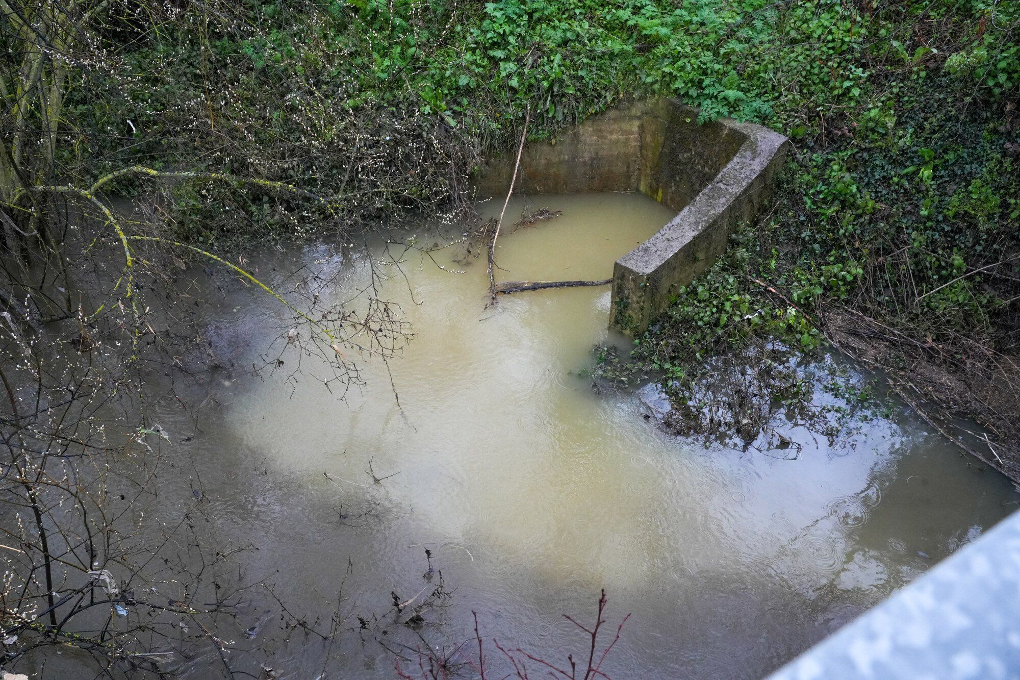 Desembalse en el pantano de Ullibarri-Gamboa