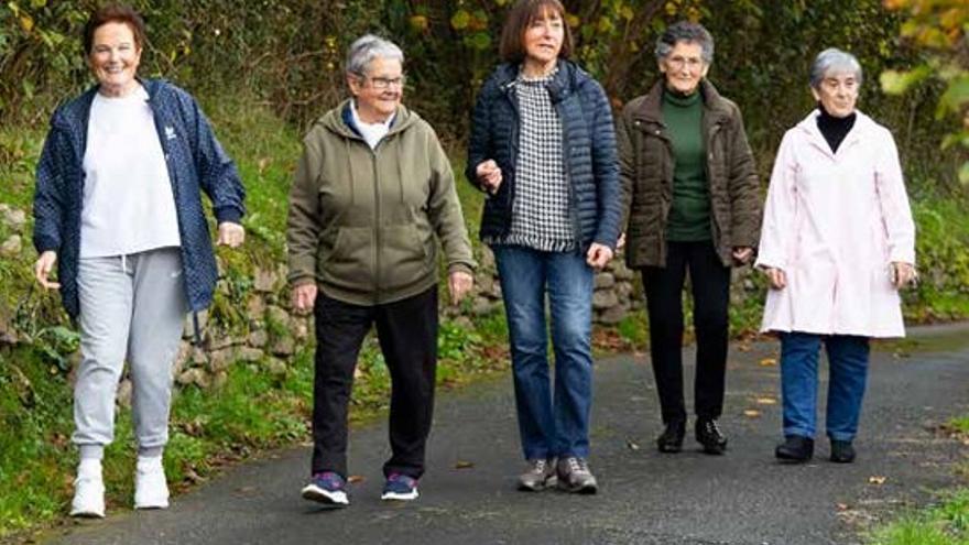 Okondo registra su historia reciente en la voz de una treintena de mujeres