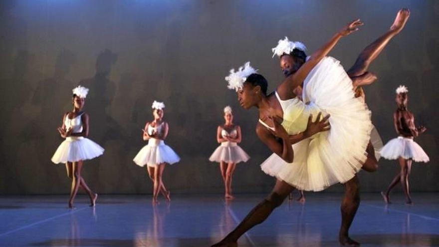 El Arriaga acoge una versión de &#039;El lago de los cisnes&#039; con  influencias africanas