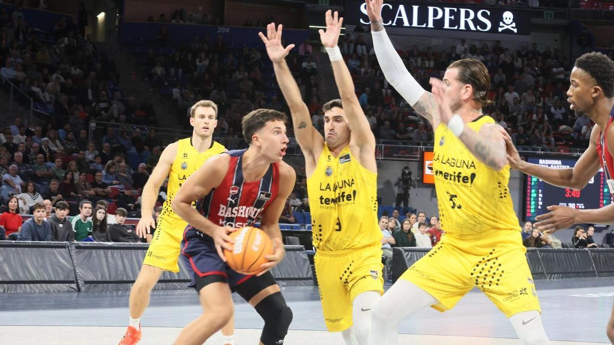 Matteo Spagnolo, presionado en el último partido liguero frente al Tenerife.