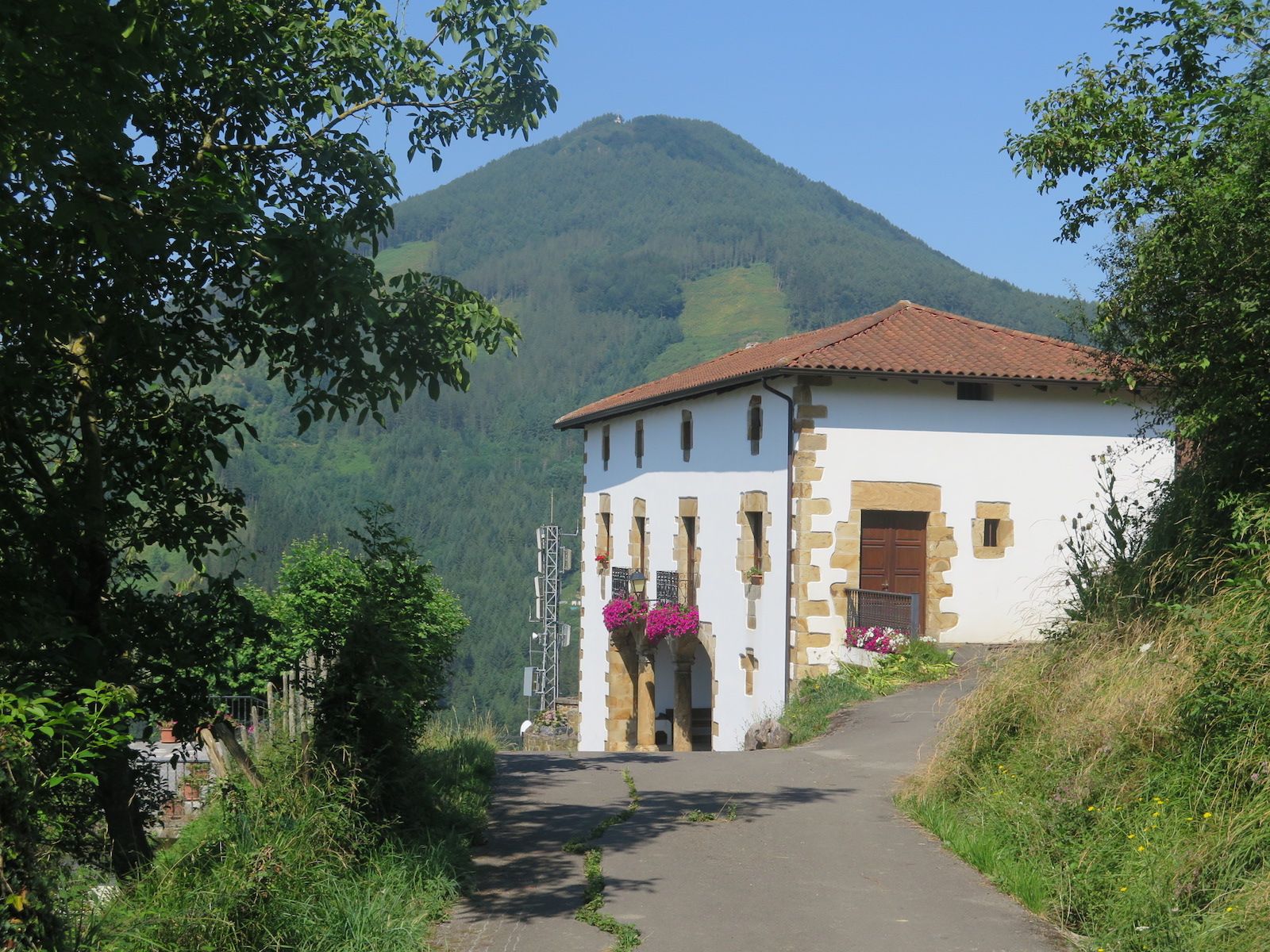 Aizpuru, con el monte Irimo al fondo.