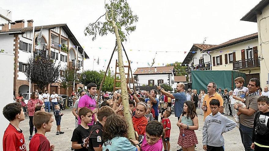 Elbete lanza su primer cohete y levanta dos chopos en el inicio de sus fiestas
