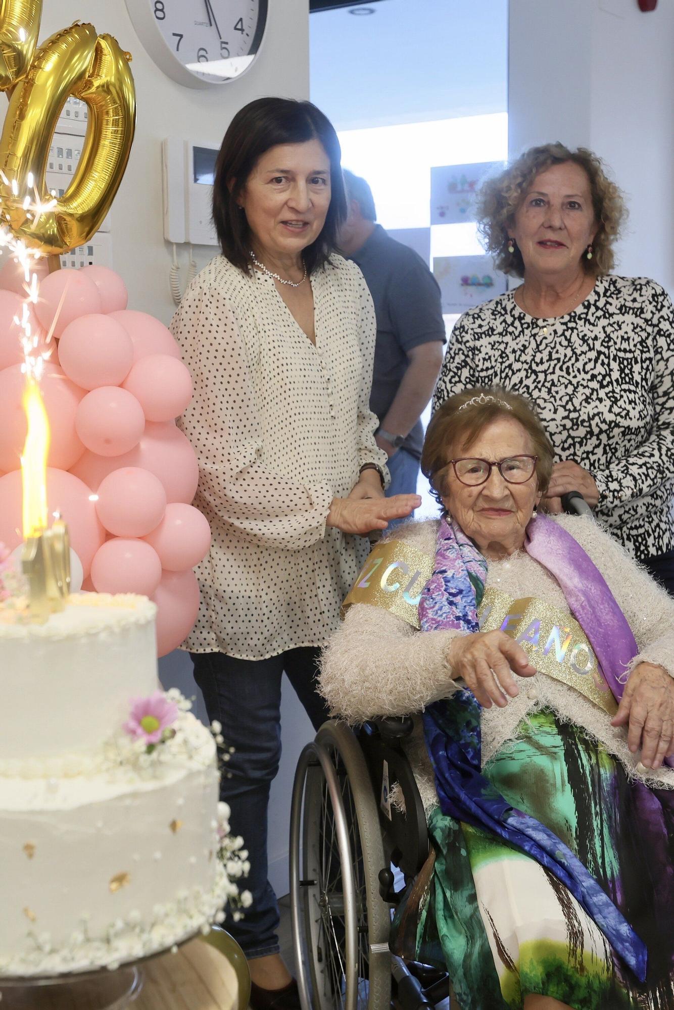 En imágenes: María Purificación López de Viñaspre celebra un siglo de vida rodeada de familiares, amigos y personal en la residencia Betania Garden
