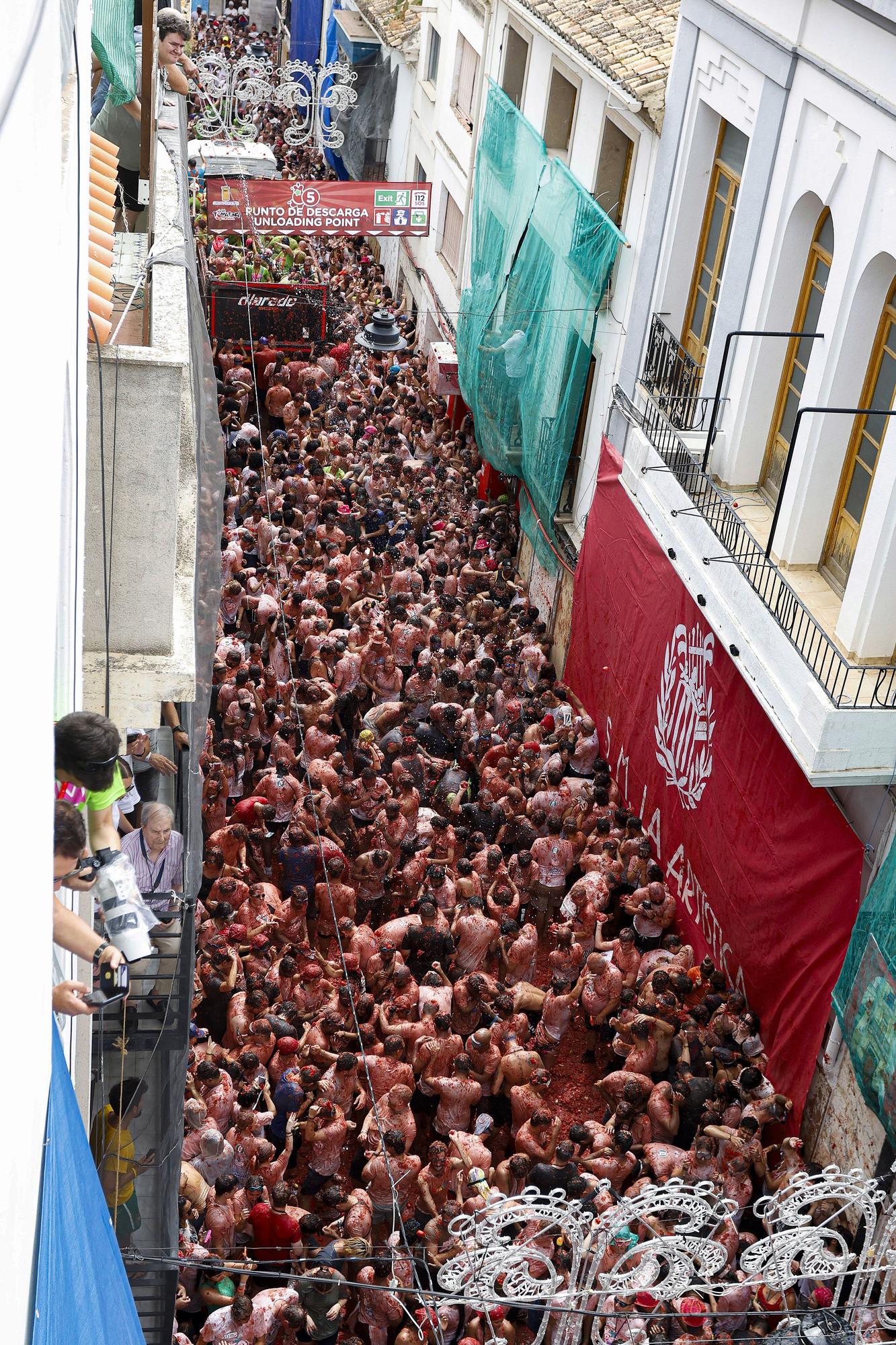 La Tomatina vuelve a teñir de rojo las calles de Buñol
