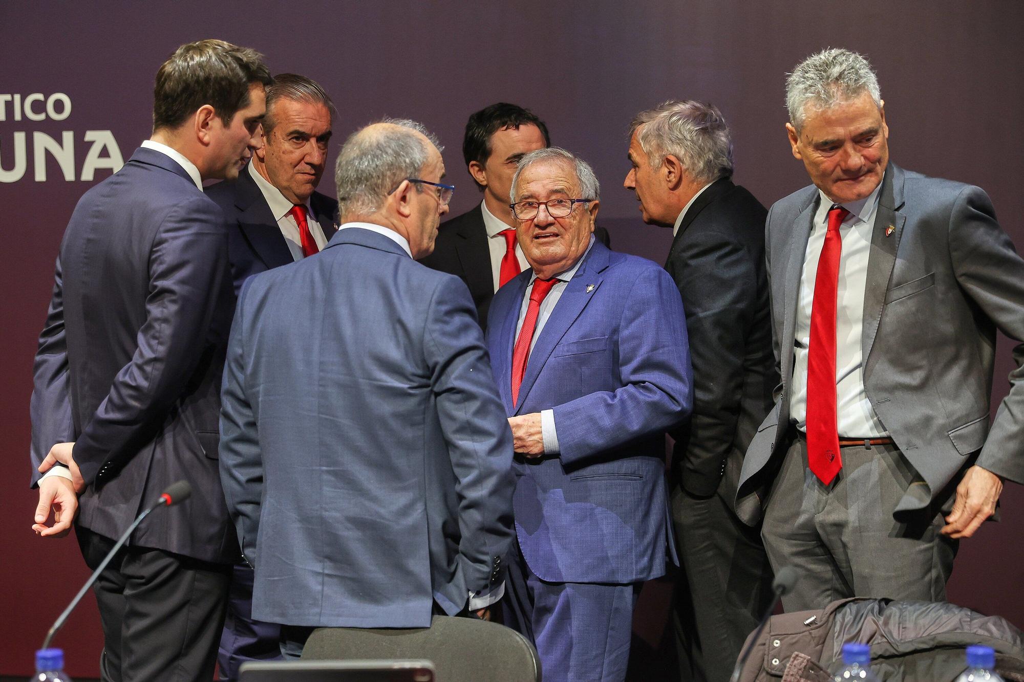 Fotos de la Asamblea de socios de Osasuna en Baluarte