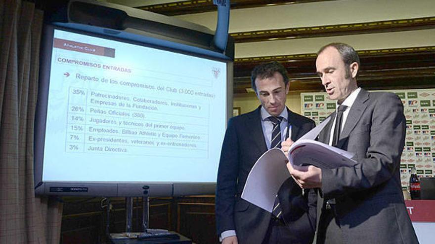 Jon Berasategi, director general del club, y Javier Aldazabal, secretario de la junta, en la presentación del sistema de distribución de las entradas para la final de Copa.
