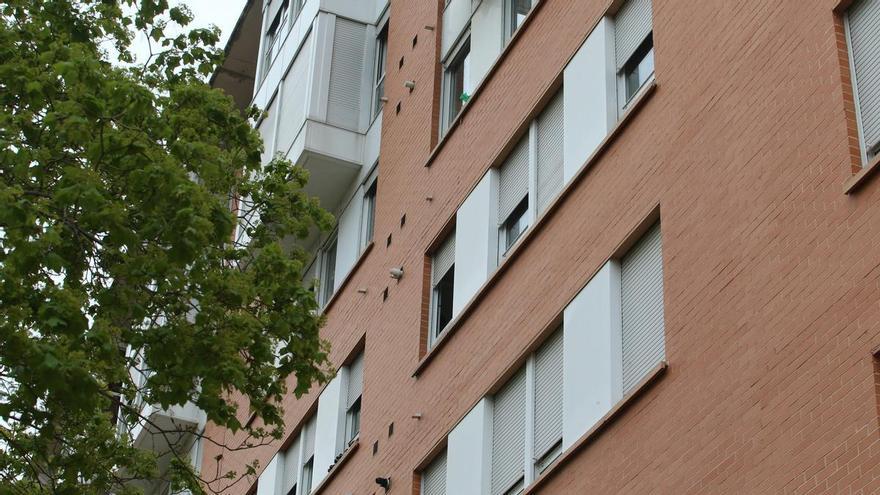 Vecina del portal en el que ha fallecido una mujer en San Jorge: "Aquí ocurren altercados cada poco"