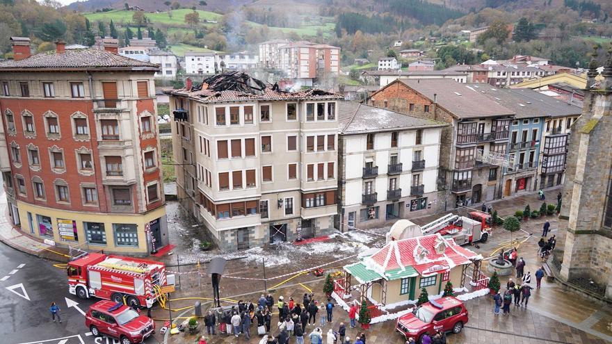 Una veintena de vecinos de Balmaseda desalojados por el incendio del edificio