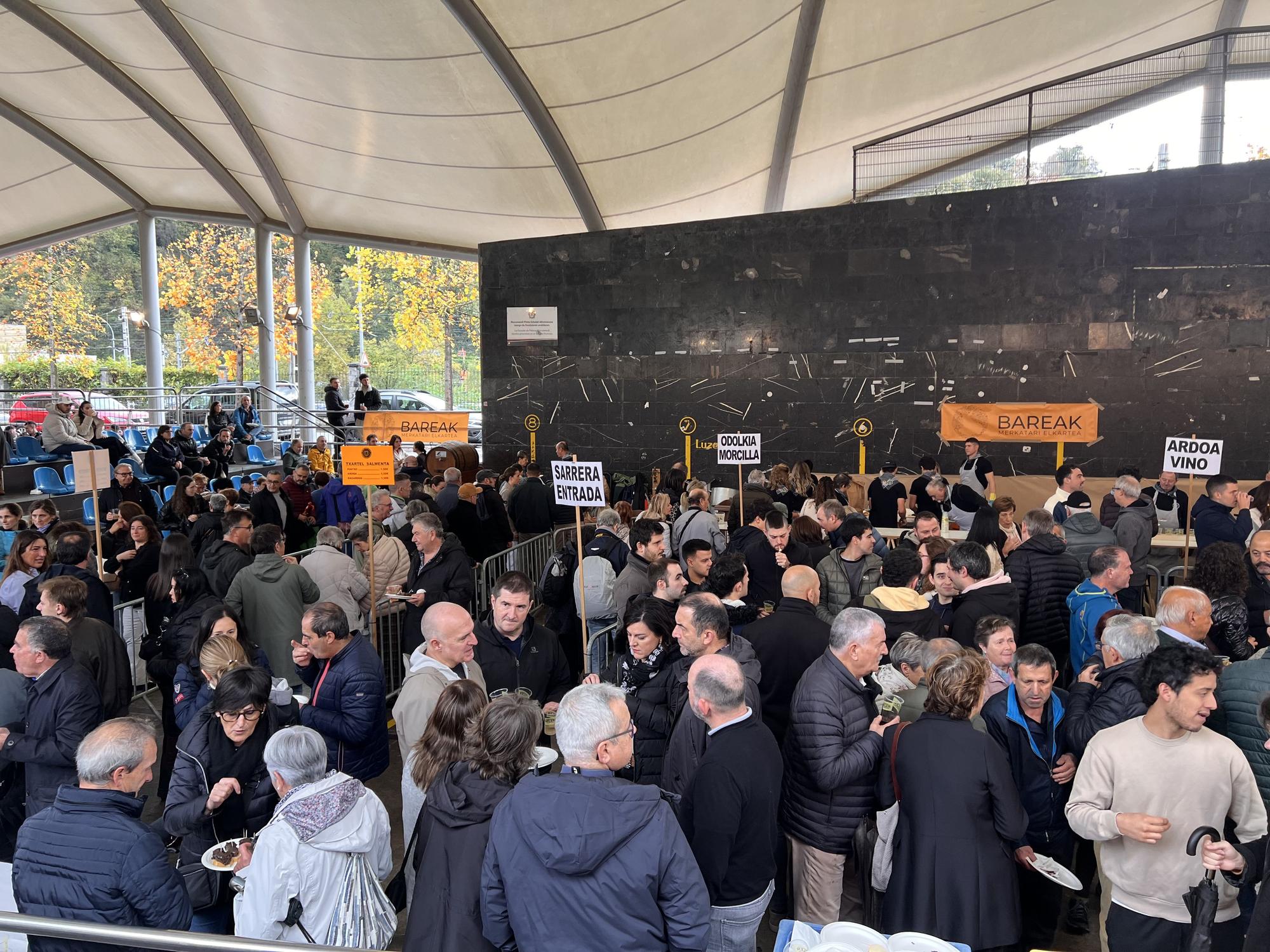 Pese a la lluvia, Beasain disfruta de su morcilla