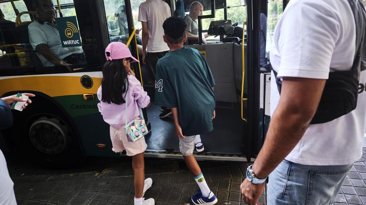 Niños subiendo en una villavesa en Pamplona.
