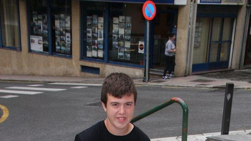 El joven gernikarra disfruta de las competiciones, pero también de la puesta a punto de los coches. Foto: A. Erdaide