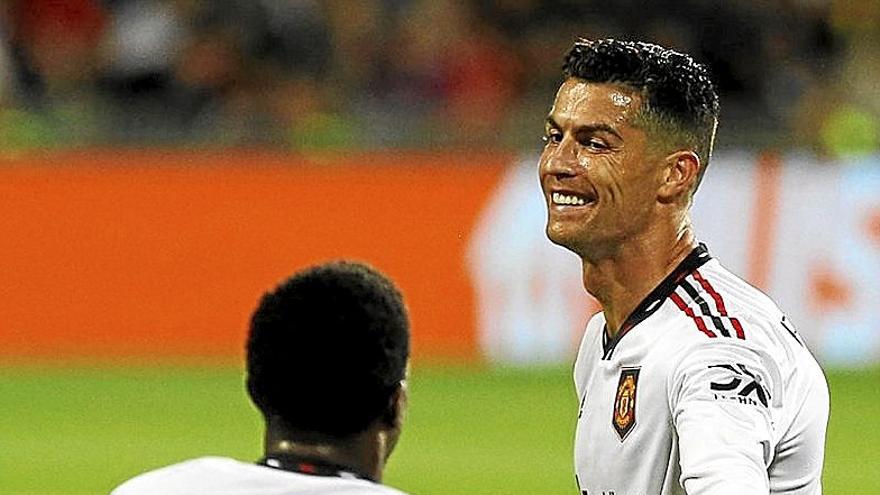 Cristiano celebra su gol con Malacia.  | FOTO: EFE