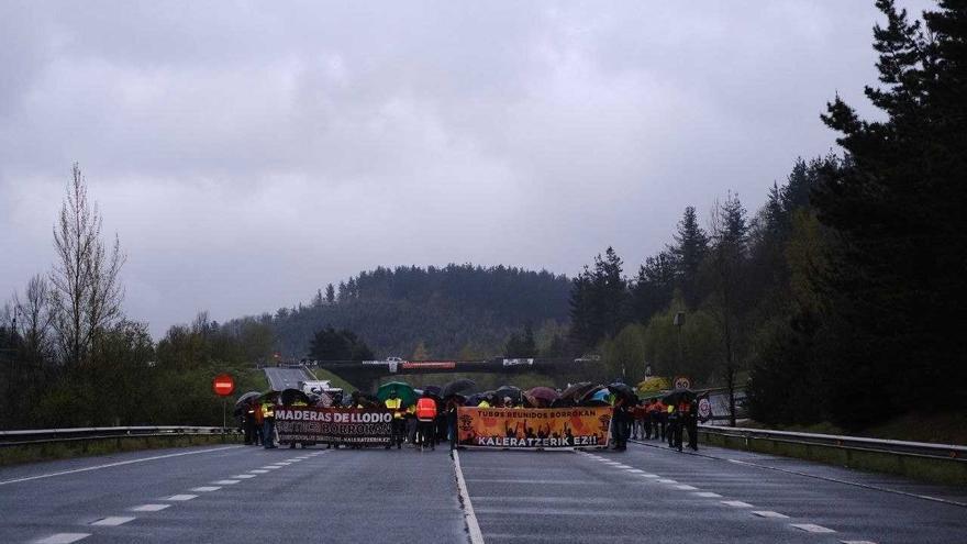 Fuerte despliegue policial ante la tensa asamblea de este jueves en Tubos Reunidos de Amurrio