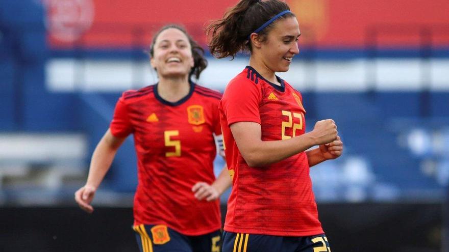 La delantera Nahikari García celebra junto a sus compañeras su gol durante el partido amistoso de fútbol que enfrenta a las selecciones femeninas de España y México en Marbella.