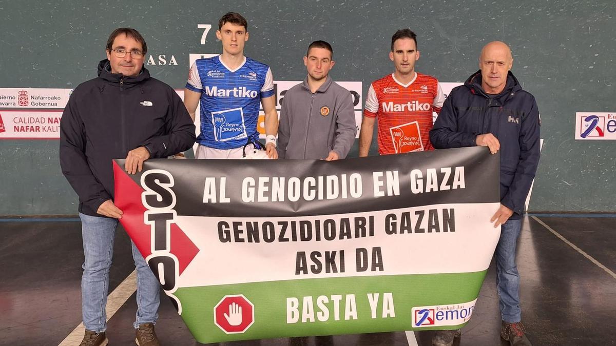 De izquierda a derecha: Jokin Arruti (concejal de Aoiz), Otano, Insausti (juez), Ion y Juan Cruz Ozkoidi (responsable sección de pelota del C.D. Aoiz)