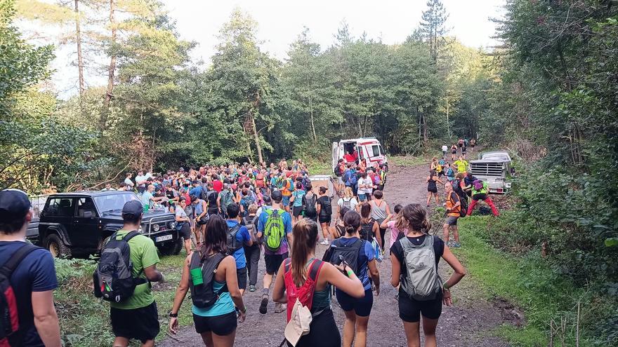 Oñatiko Mendi Martxa celebra su décimo aniversario con 1.300 participantes en un ambiente festivo