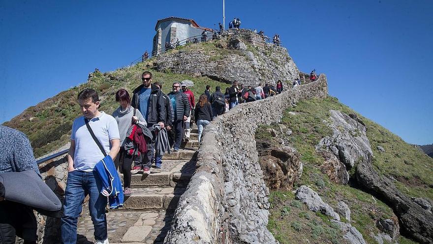 El entorno de San Juan de Gaztelugatxe llega a tener picos de hasta 6.150 visitantes, sobre todo en verano.