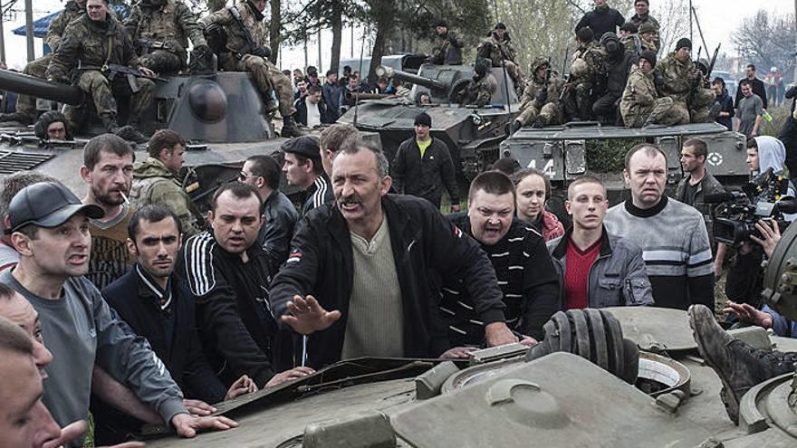 Activistas prorrusos bloquean los vehículos militares de soldados ucranianos en la ciudad de Kramatorsk