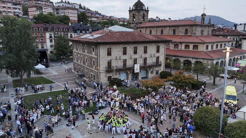 Castellers, gigantes y carrera popular en las Agorreko Santikutzak de Legazpi