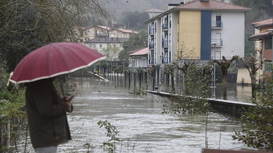 Euskadi amplía hasta este martes el aviso amarillo por lluvias persistentes en Bizkaia y Gipuzkoa