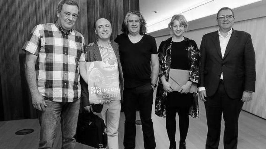 Txema Lacunza, gerente de OCN; Josep Vicent Egea, compositor; Pablo Ramos, director artístico; Edurne Ibáñez, diseñadora de vestuario; y Félix Palomero, gerente de la Fundación Baluarte.