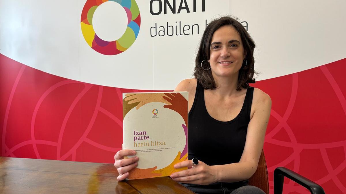 Anik Zubizarreta zinegotzia &quot;Izan parte, hartu hitza&quot; gida erakusten.